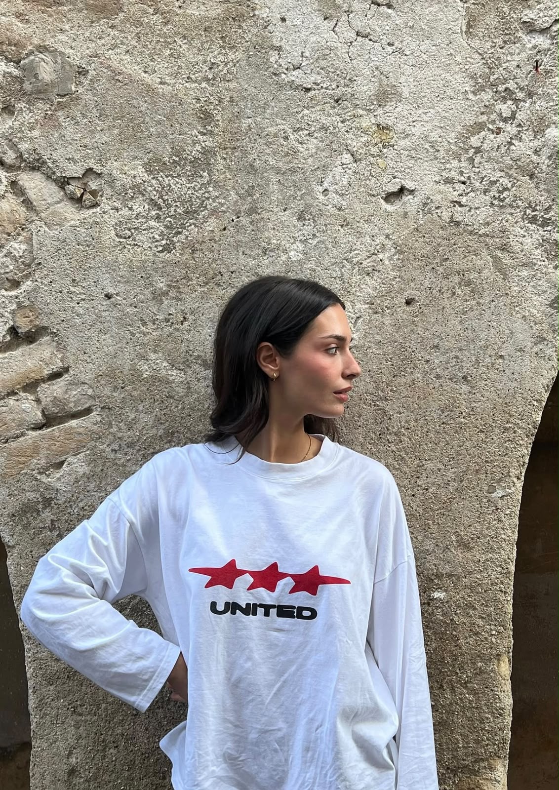Ragazza con maglia United bianca a maniche lunghe